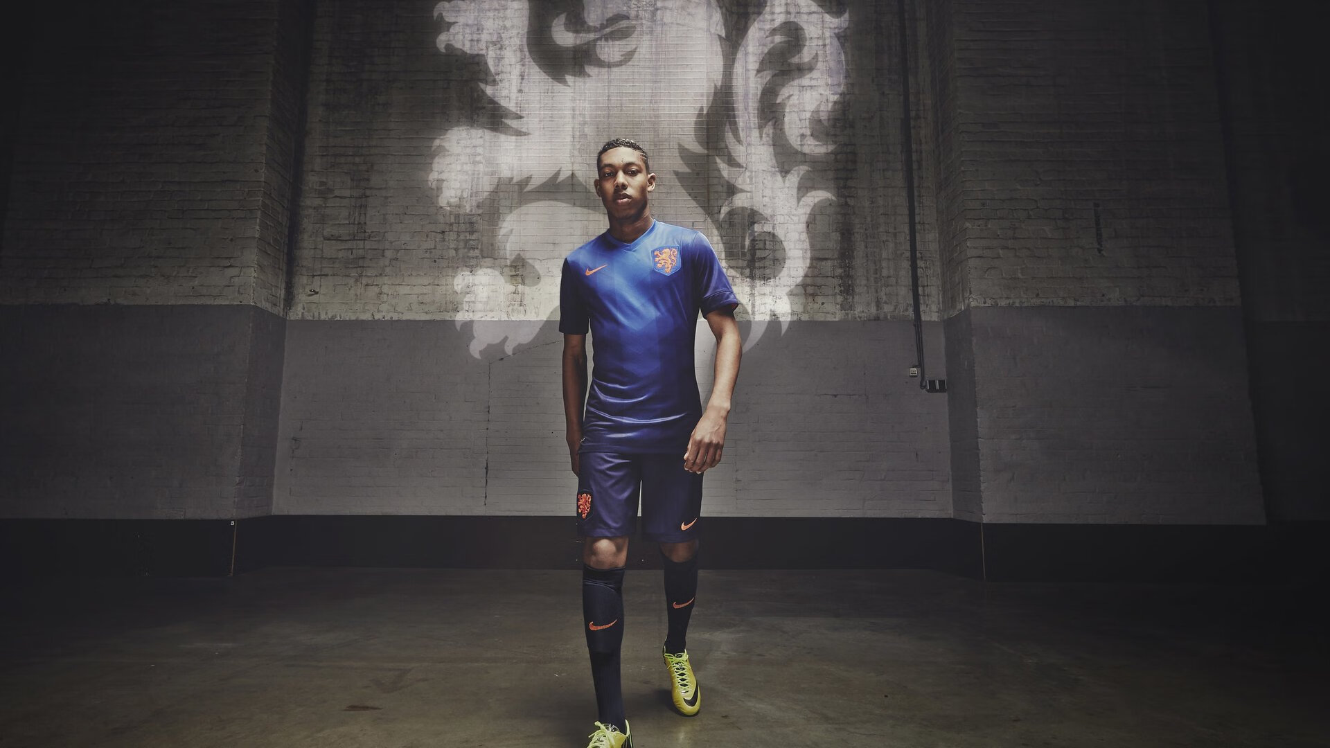 亚历克斯·格林伍德在橄榄球锦标赛中发挥出色,成为防守新星,亚历克斯-格林伍德